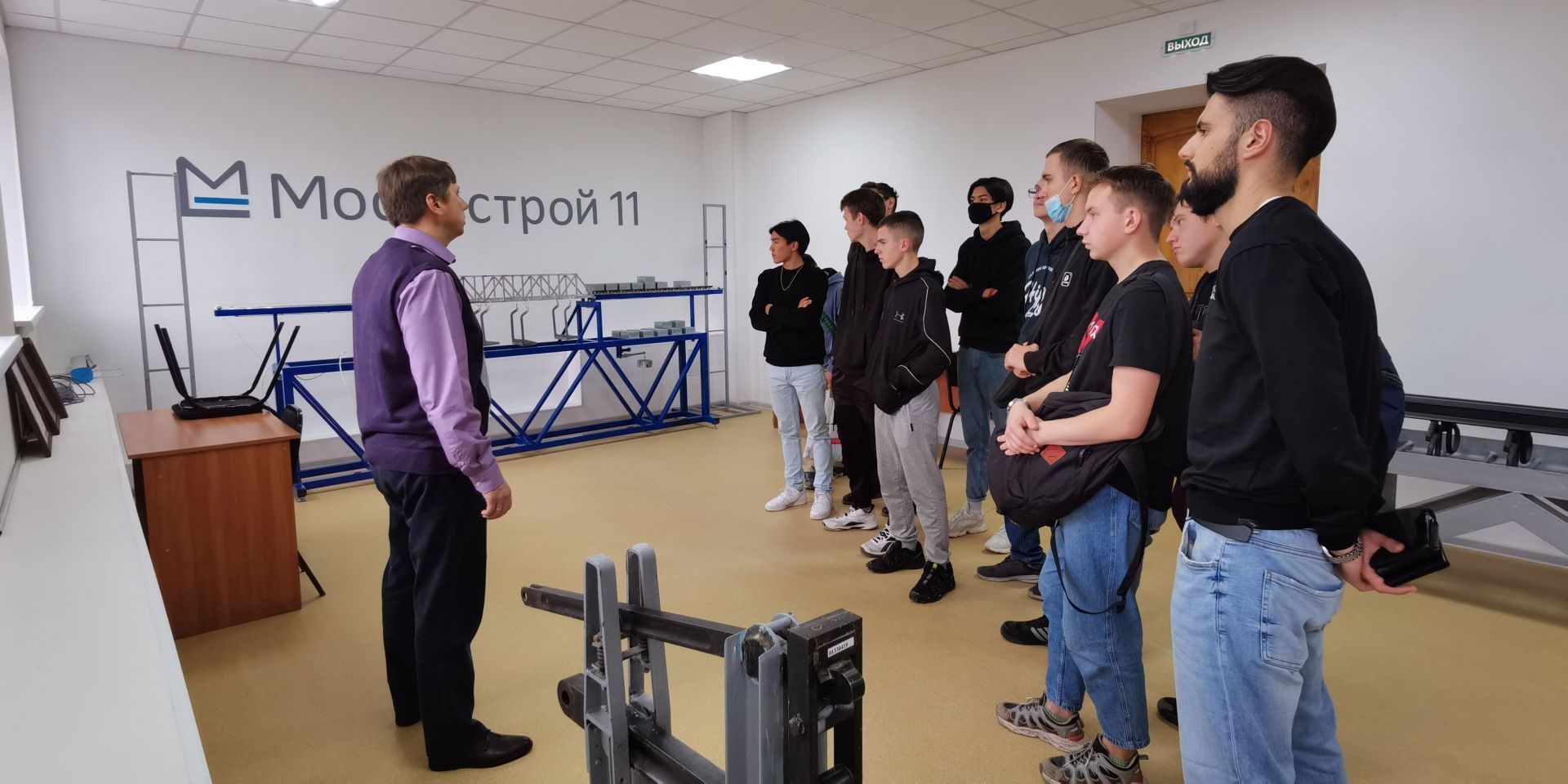 Экскурсия по лабораториям СибАДИ