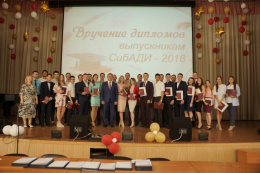 В актовом зале Сибирского государственного автомобильно-дорожного университета состоялись торжественные церемонии вручения дипломов выпускникам