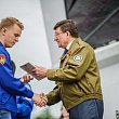 Мэр города Омска Двораовский В.В. вручаетпутевку комиссару отряда Вымпел