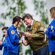 Мэр города Двораковский В.В. вручает путевку командиру отряда Стройняшки